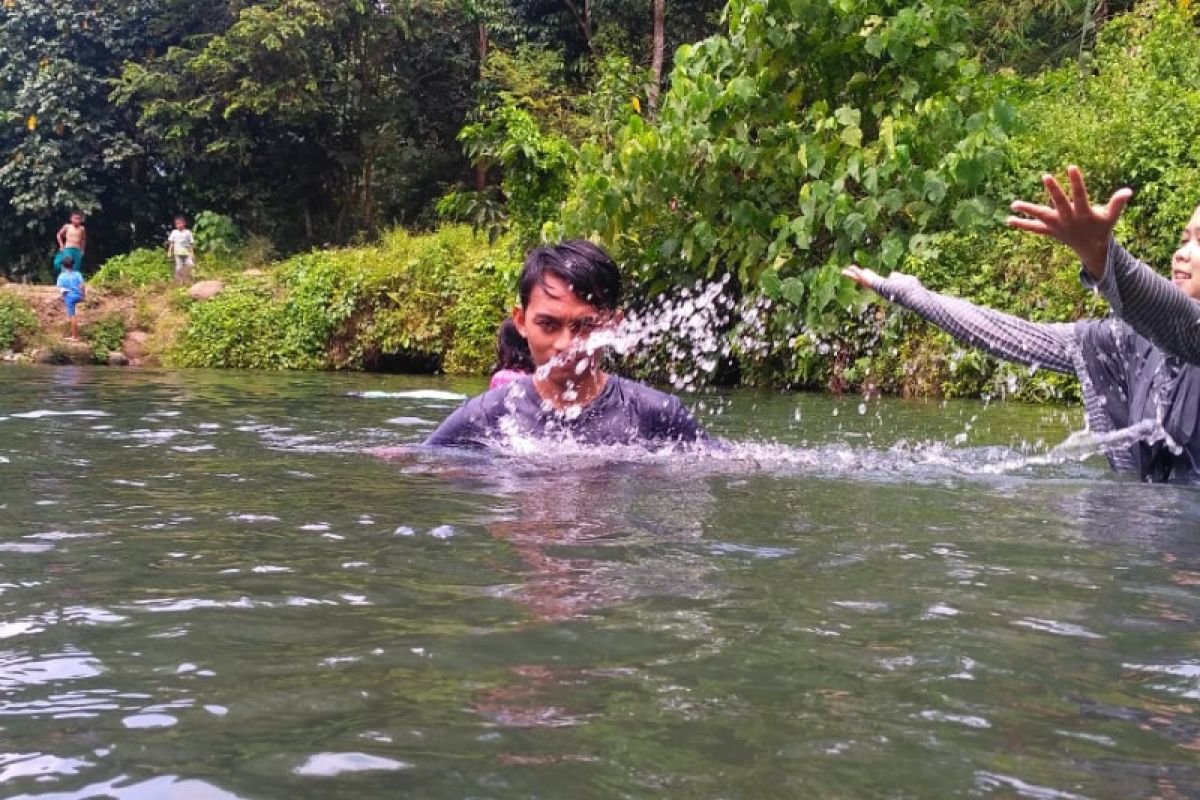 Warga Desa Maringgai Lampung Timur mencari air ke sungai pada musim kemarau