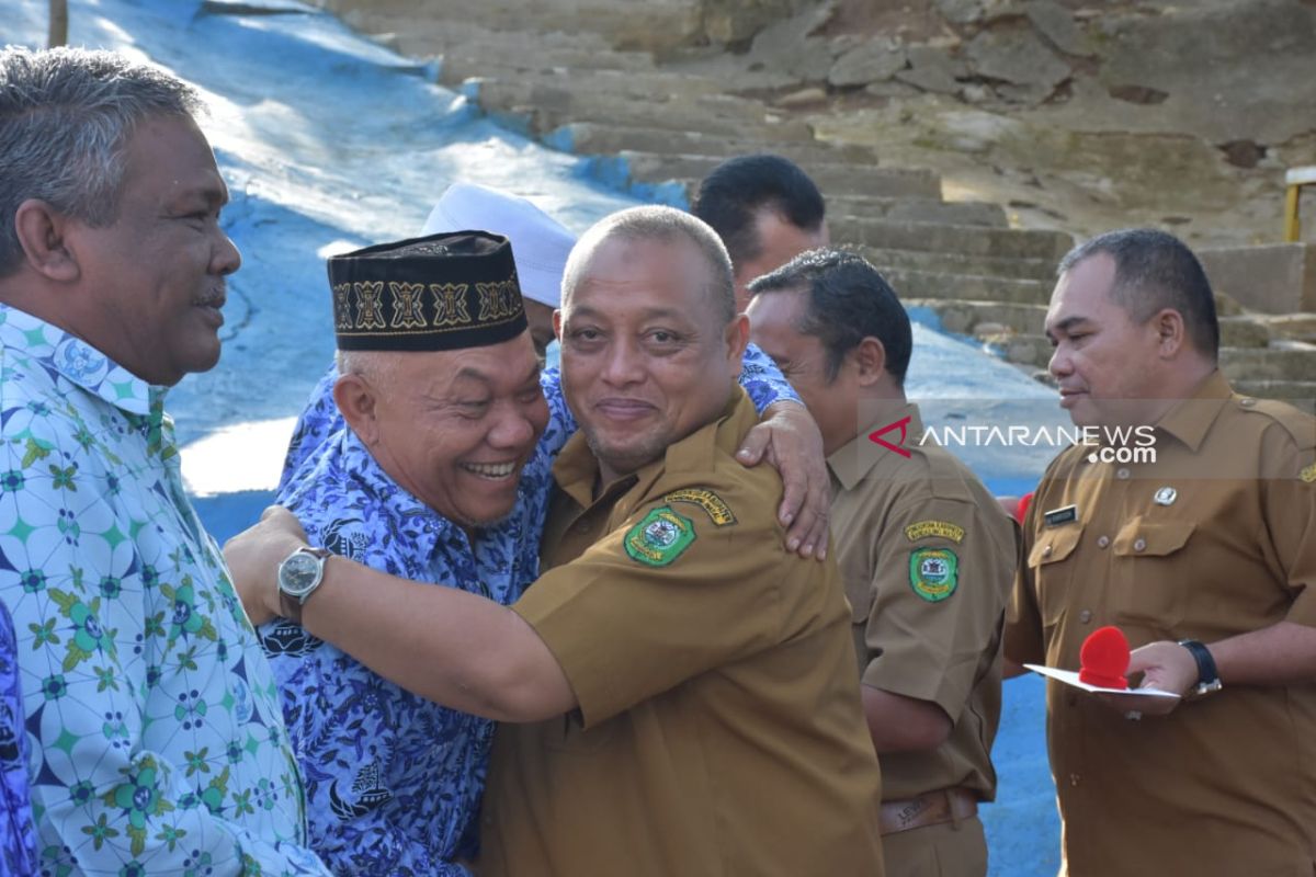 Bupati Madina serahkan cinderamata kepada 63 ASN purnadinas