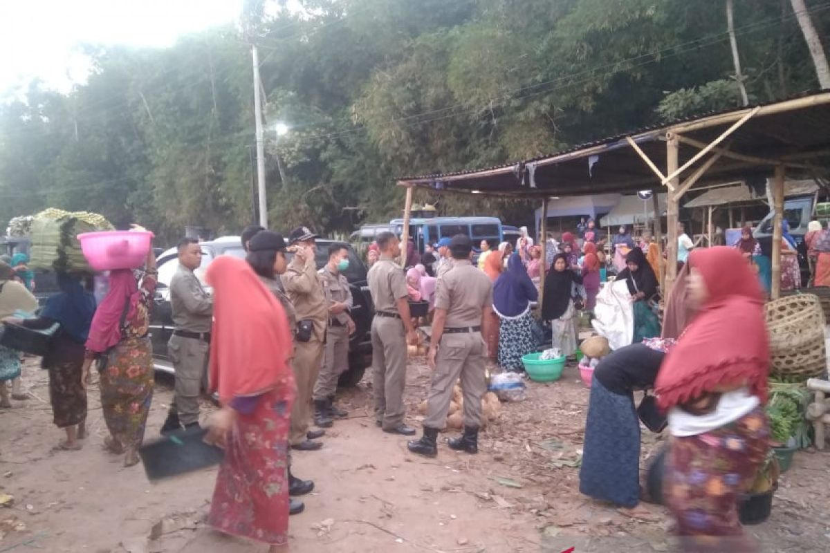 Satpol PP Lombok Barat menertibkan pedagang pasar tradisional