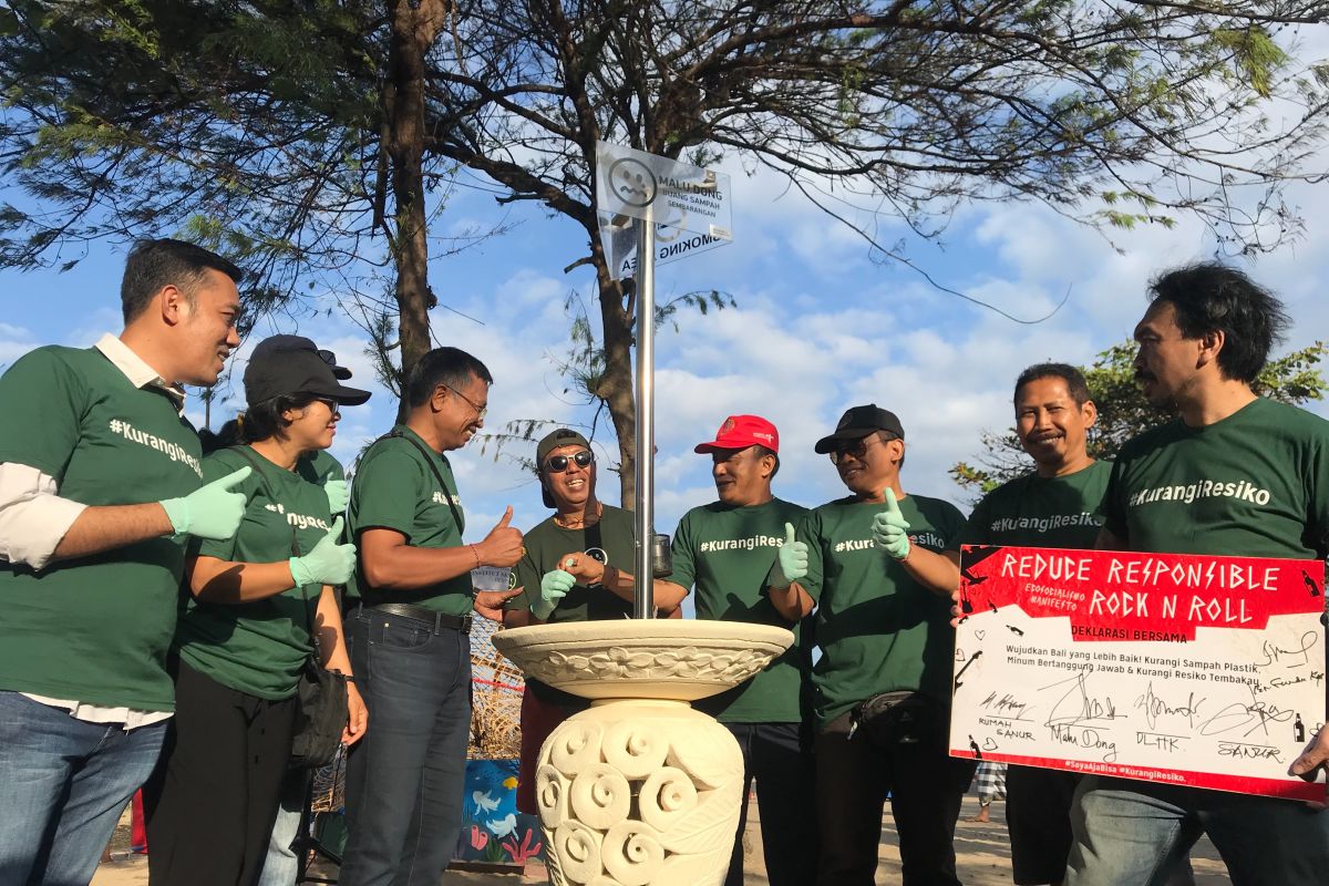 Kurangi sampah, asbak raksasa ditempatkan di Sanur Bali