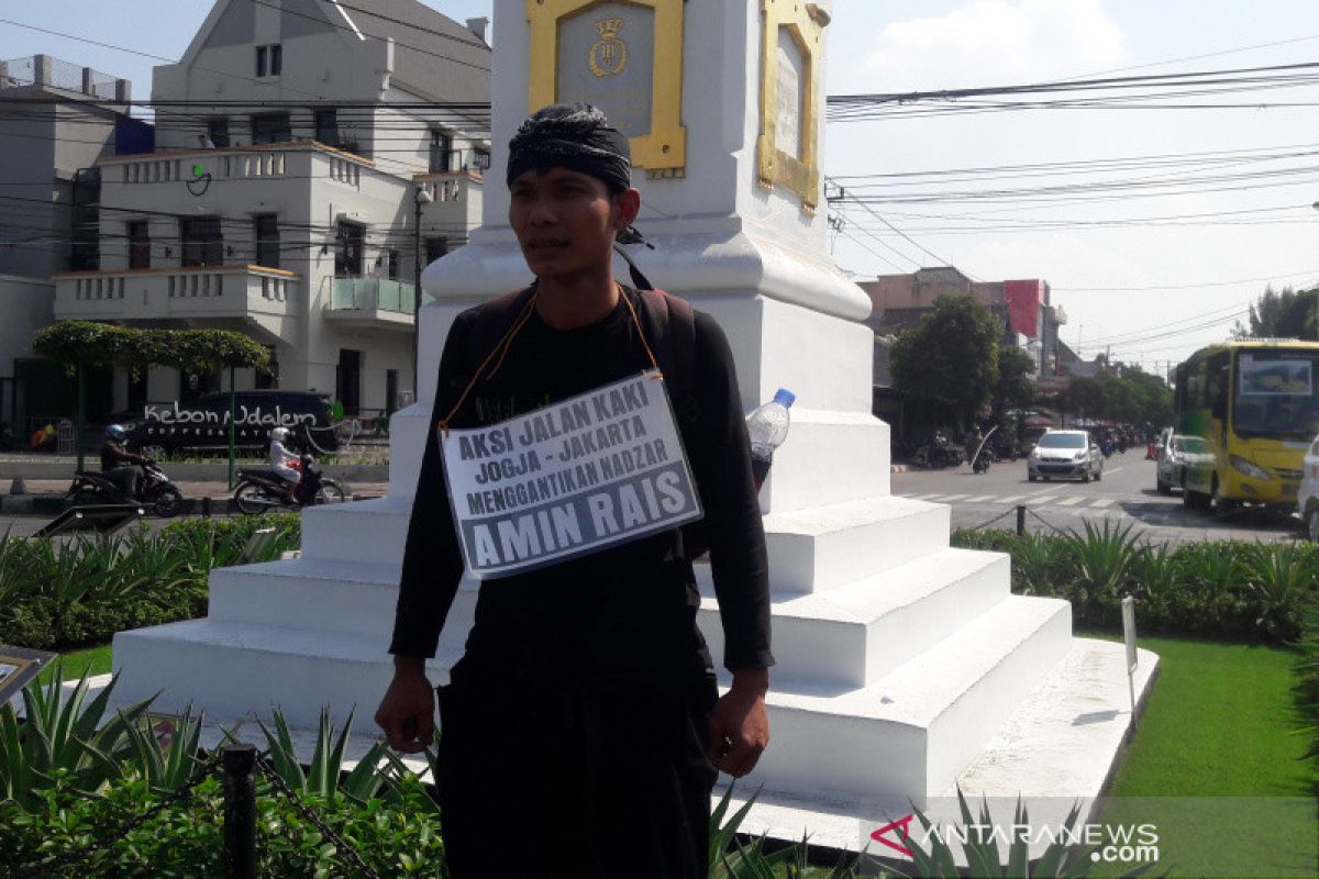 Pemuda Blora jalan kaki Yogyakarta- Jakarta untuk nazar Amien Rais