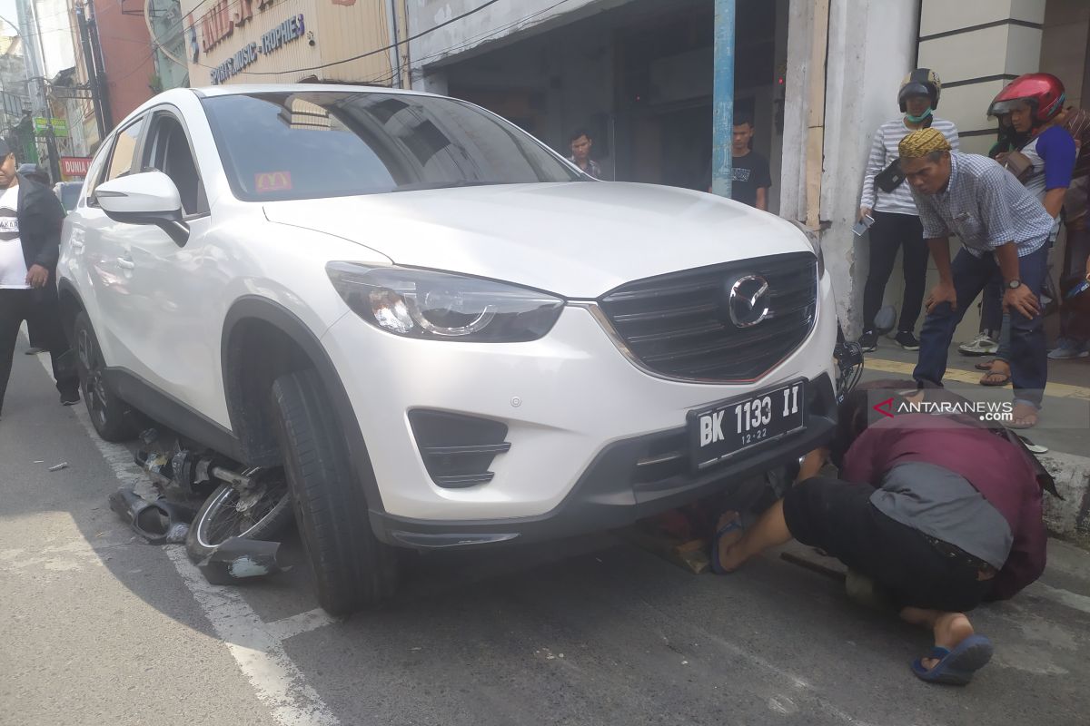 Dua pengendara sepeda motor terlindas mobil, satu orang patah kaki