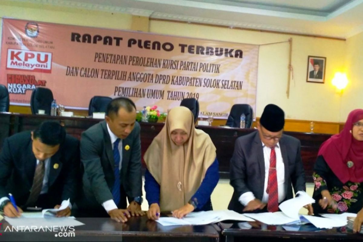 25 anggota DPRD Solok Selatan semuanya laki-laki