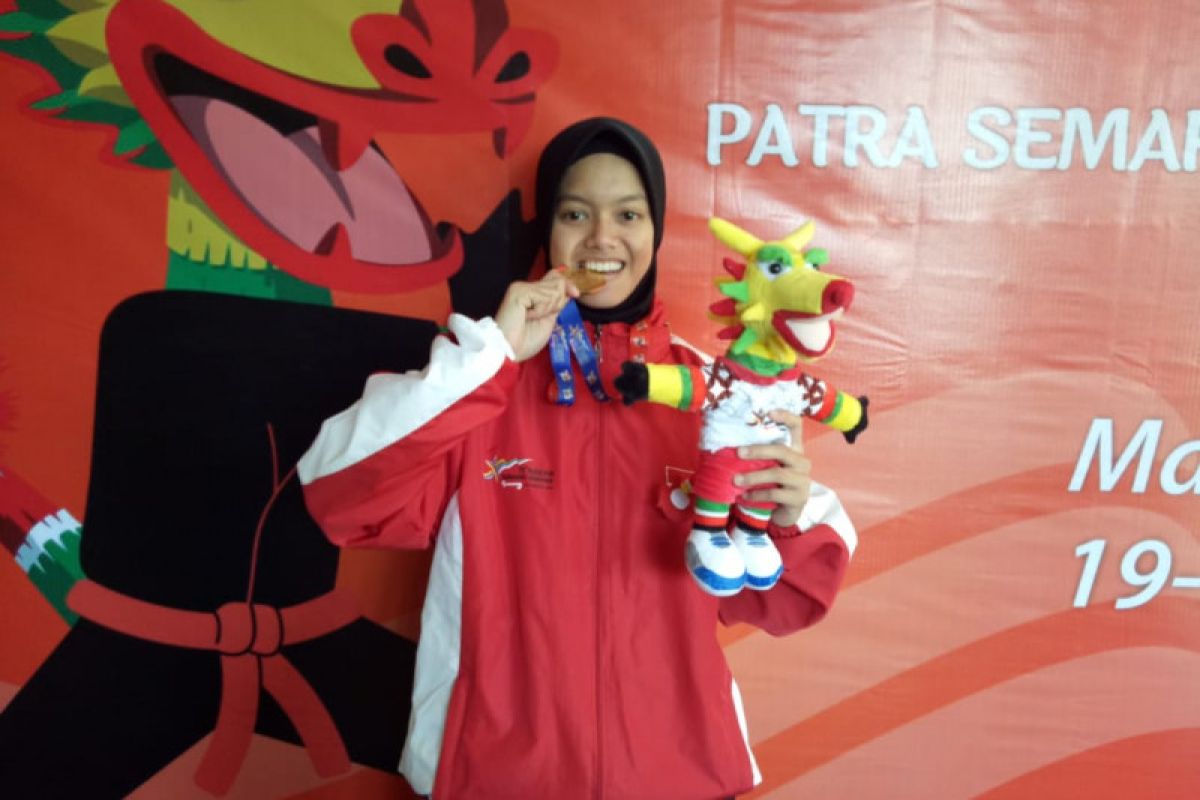 Kurnia persembahkan emas silat untuk kado ulang tahun sang ibu