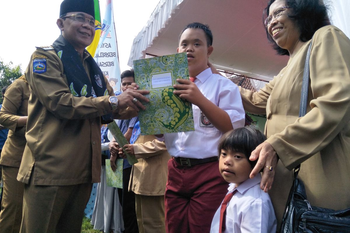 Dukcapil Mataram gandeng enam perusahaan terbitkan kartu identitas anak