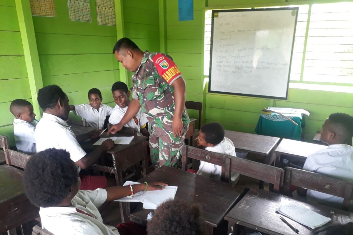 Prajurit TNI mengajar anak-anak Papua di SD Mandiri Jaya