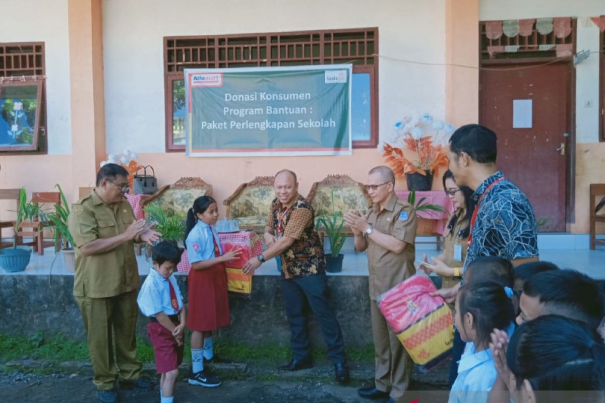 Empat SD Manado terima bantuan peralatan sekolah dari Alfamart