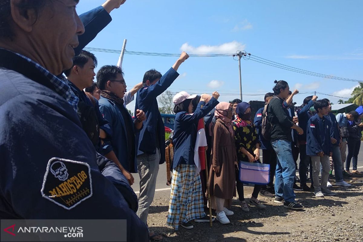 Sidang gugatan PLTU batu bara Teluk Sepang diwarnai unjukrasa