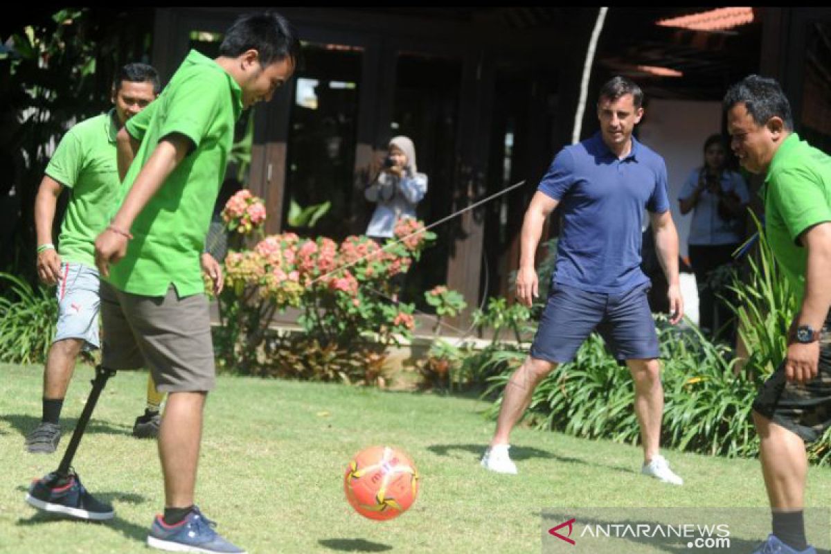 Mantan bintang MU Gary Neville berkunjung ke Bali