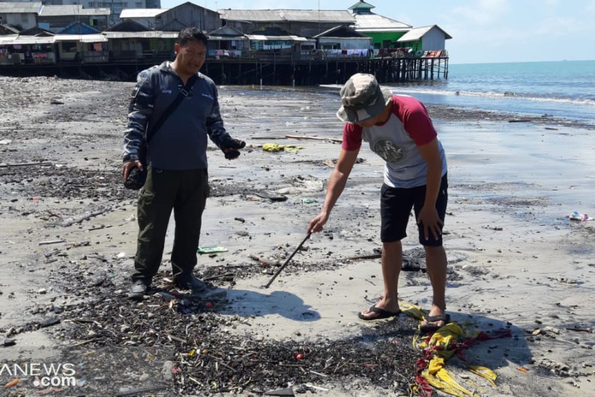 Bongkahan hitam di Pantai Balikpapan dipastikan batubara