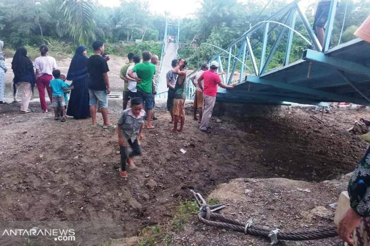 Penahan sling jembatan gantung Cacang patah, lima pekerja jadi korban