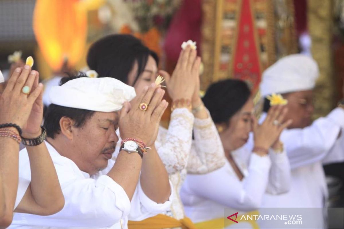 Maknai Galungan Kuningan, Bupati Artha ajak perteguh Swadharma masing-masing