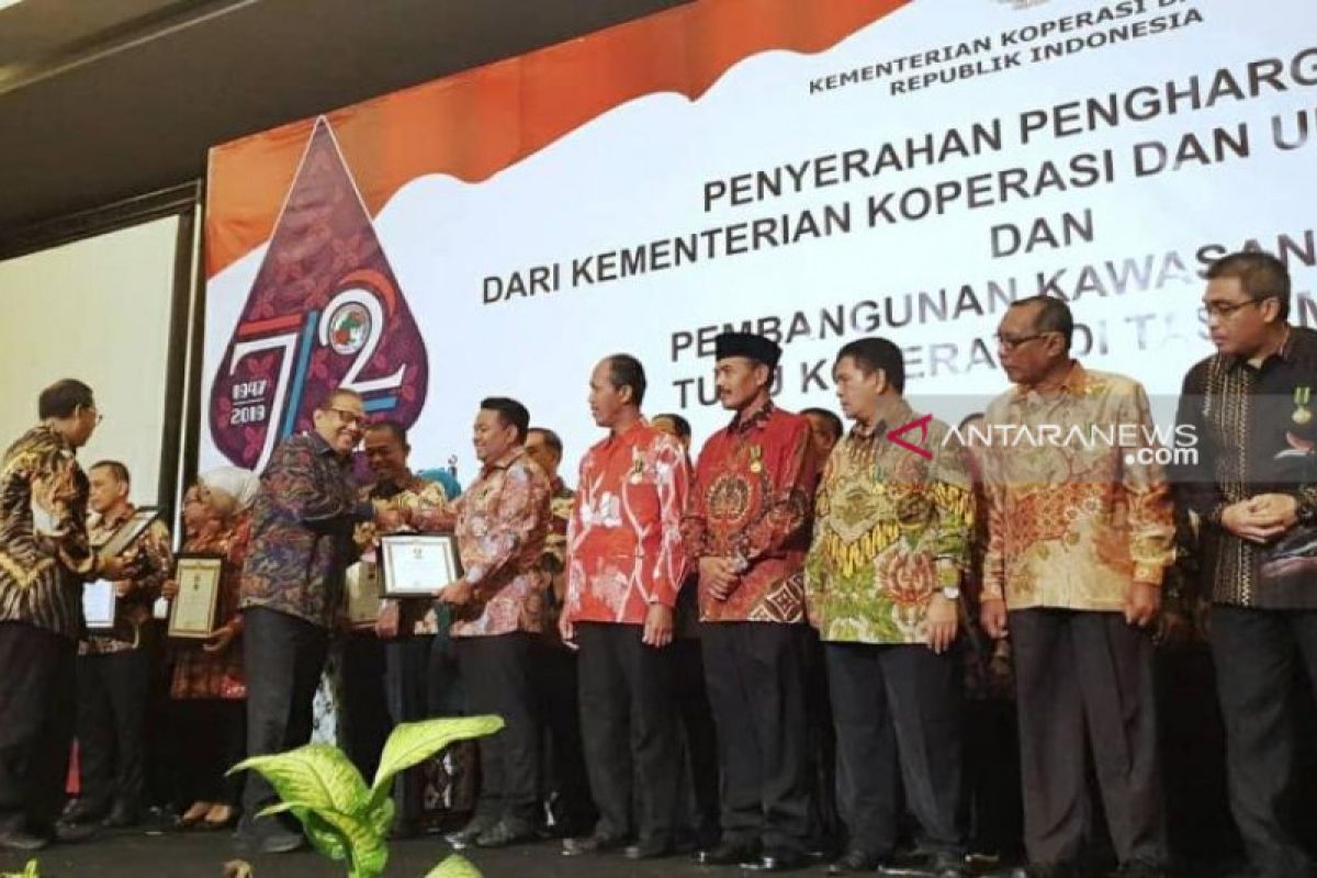 Advetorial - Sukses kembangkan koperasi dan UMKM, Wali Kota Tanjungbalai raih penghargaan Bakti Koperasi