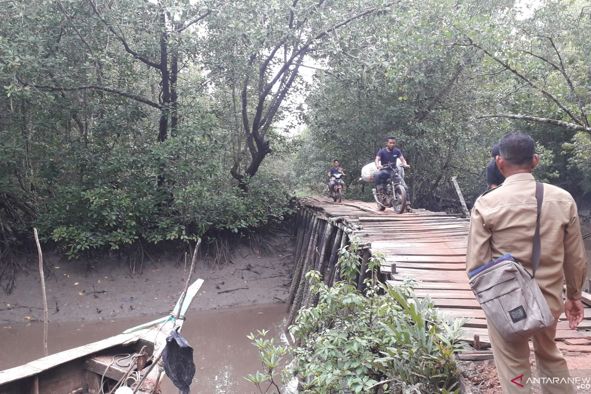 Petani Airmenduyung Bangka Barat minta perbaikan jembatan menuju sawah