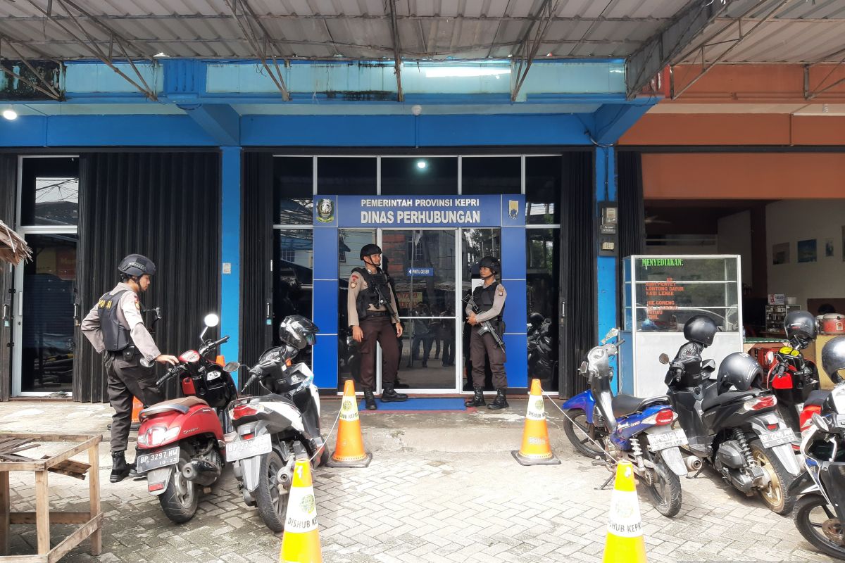 KPK geledah kantor Dishub Kepri