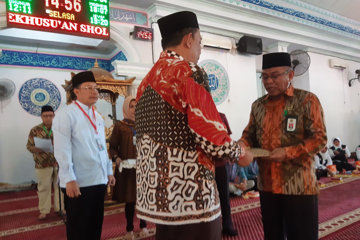 Kloter Kedua JCH Sultra Diserahkan Ke Embarkasi Makassar