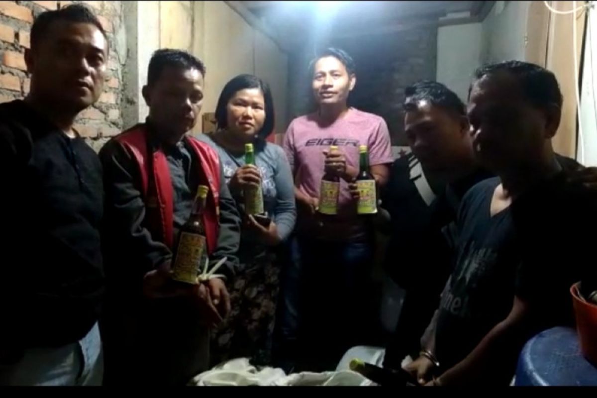 Polisi tangkap dua bersaudara diduga edarkan minuman beralkohol ilegal