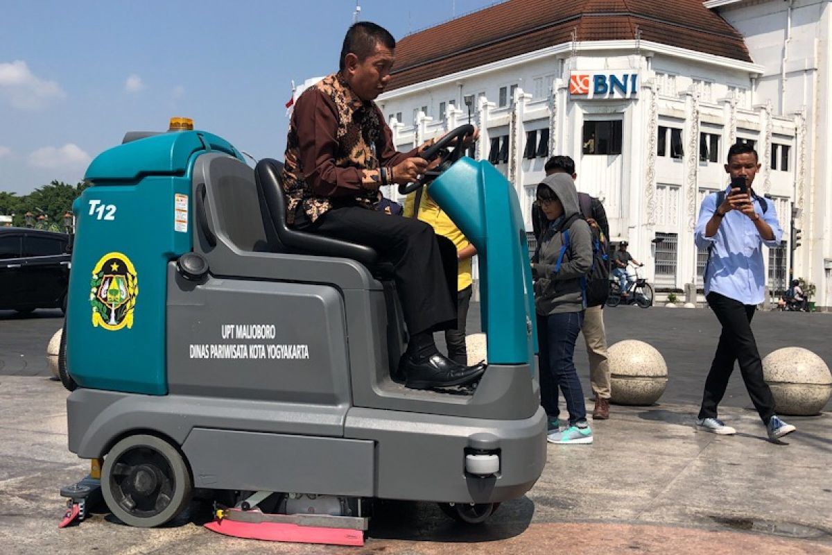 Mesin "scrubber dryer" mulai digunakan untuk membersihkan Malioboro