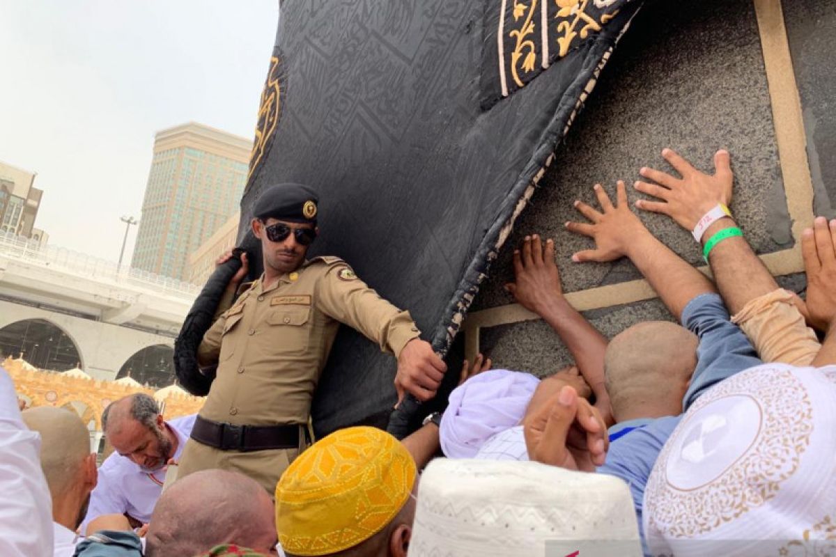 Pada batas kebanggaan  mencium Hajar Aswad