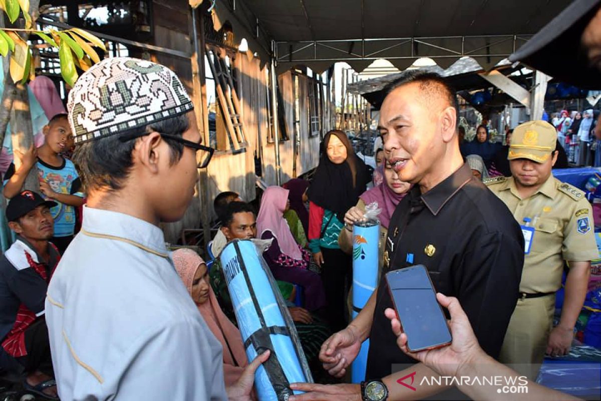 Sekda HSS serahkan bantuan untuk korban kebakaran Pasungkan Daha Utara