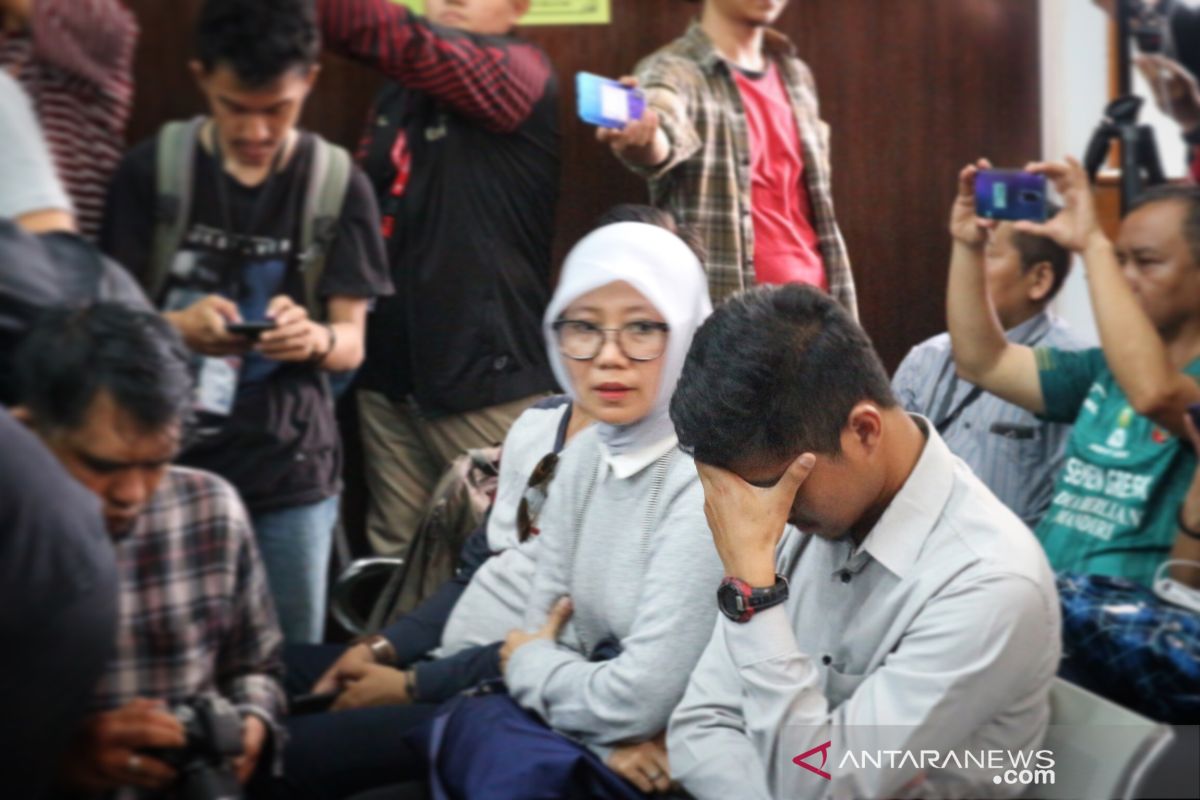 Anak dan istri  Jokdri menangis dengar hakim vonis 18 bulan penjara