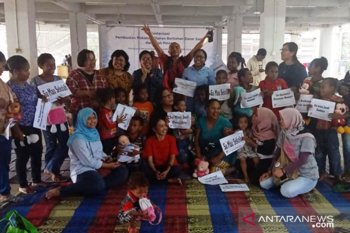 FJPI bagi buku kepada anak-anak Papua di Kota Jayapura