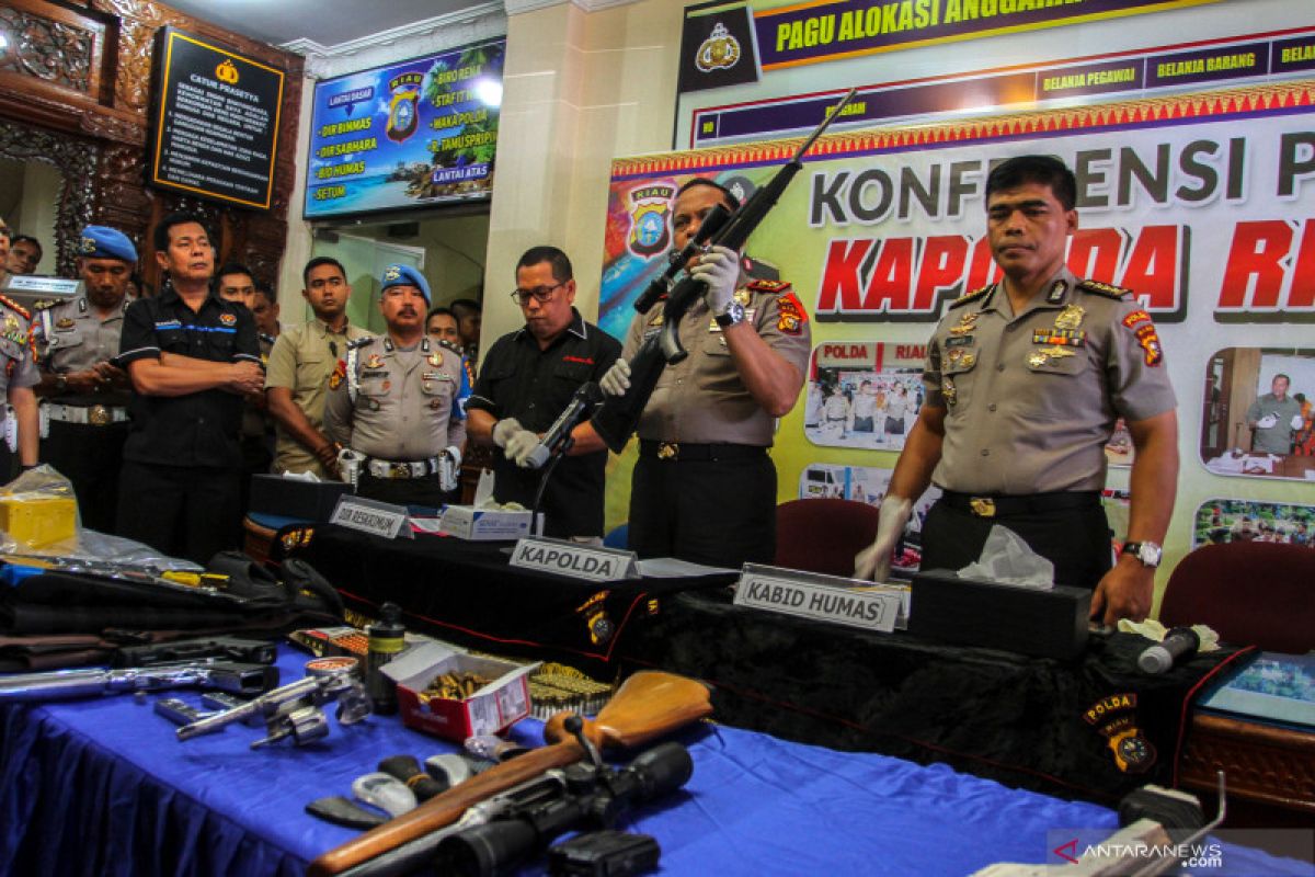 Kapolda Riau beri penghargaan polisi tertembak