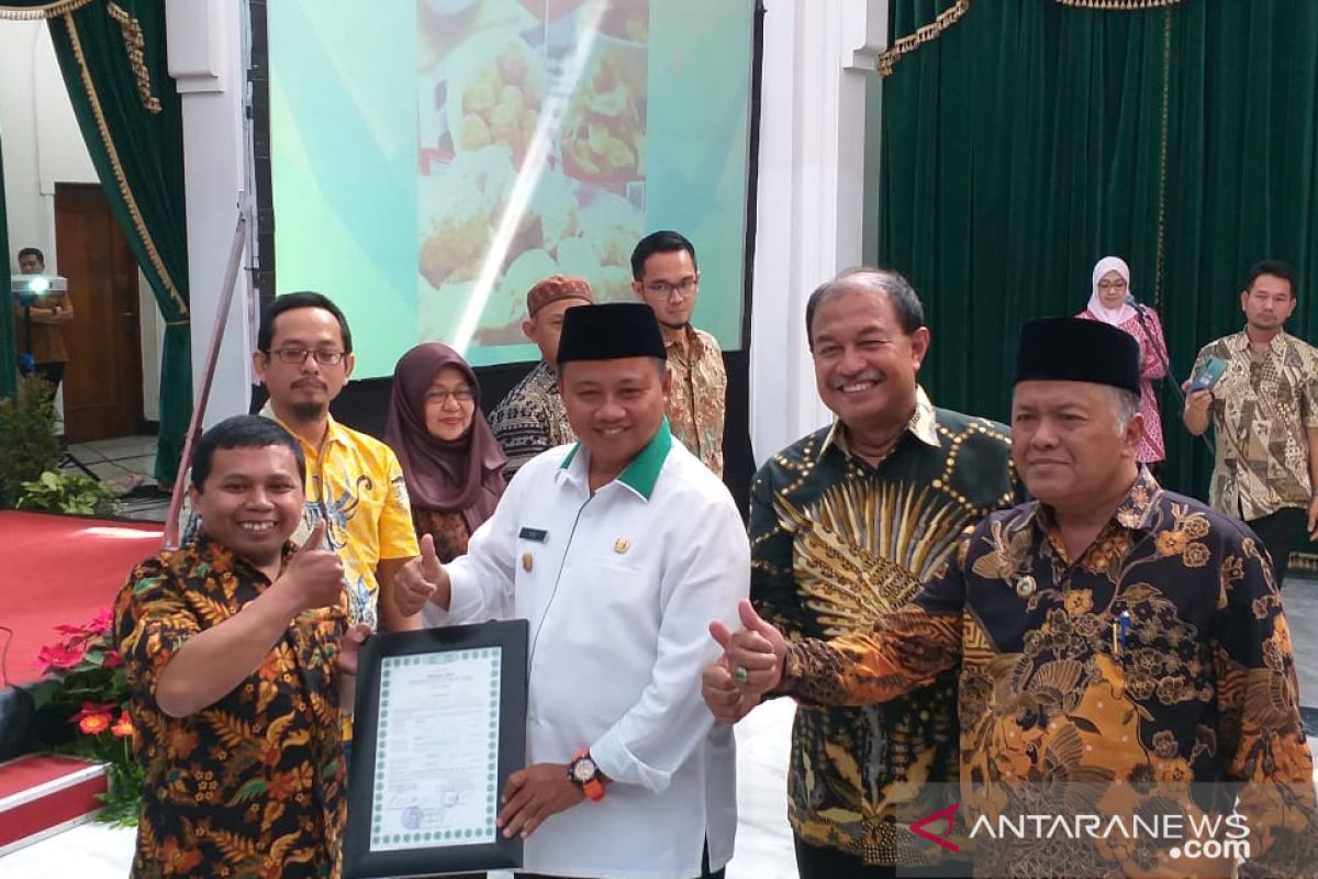 Pemprov Jabar serahkan 300 sertifikat halal ke IKM