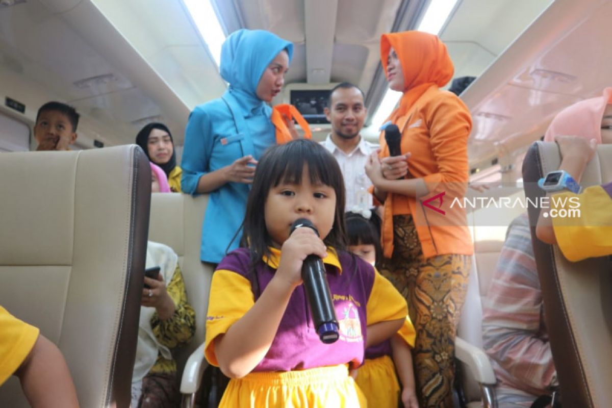 Peringati Hari Anak Nasional, PT KAI ajak anak TK  naik kereta