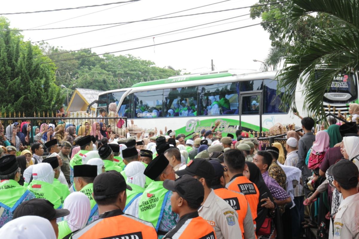 Ribuan masyarakat Binjai lepas 321 calon jamaah haji