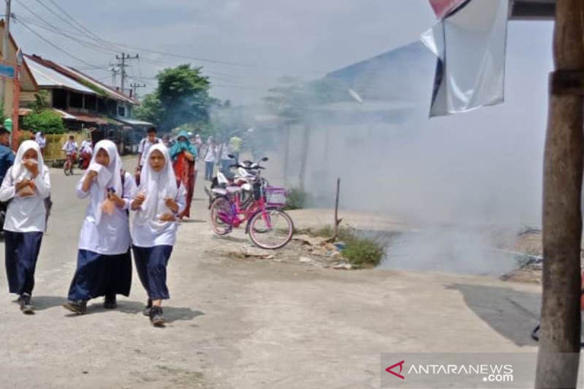 Petugas Dinkes Aceh Utara fogging nyamuk penyebab DBD