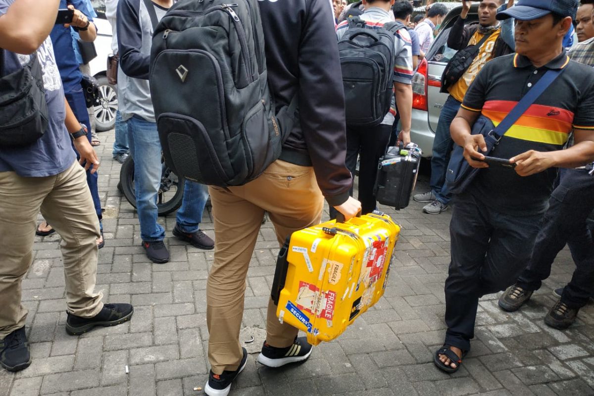 Video - KPK sita tiga koper dokumen dari kantor Dinas Perhubungan Kepri