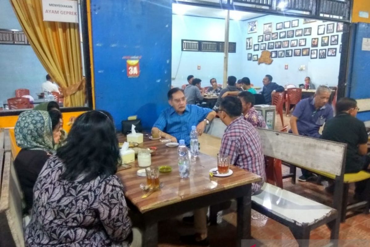 Di Kendari, Antasari Azhar nikmati suasana malam warkop