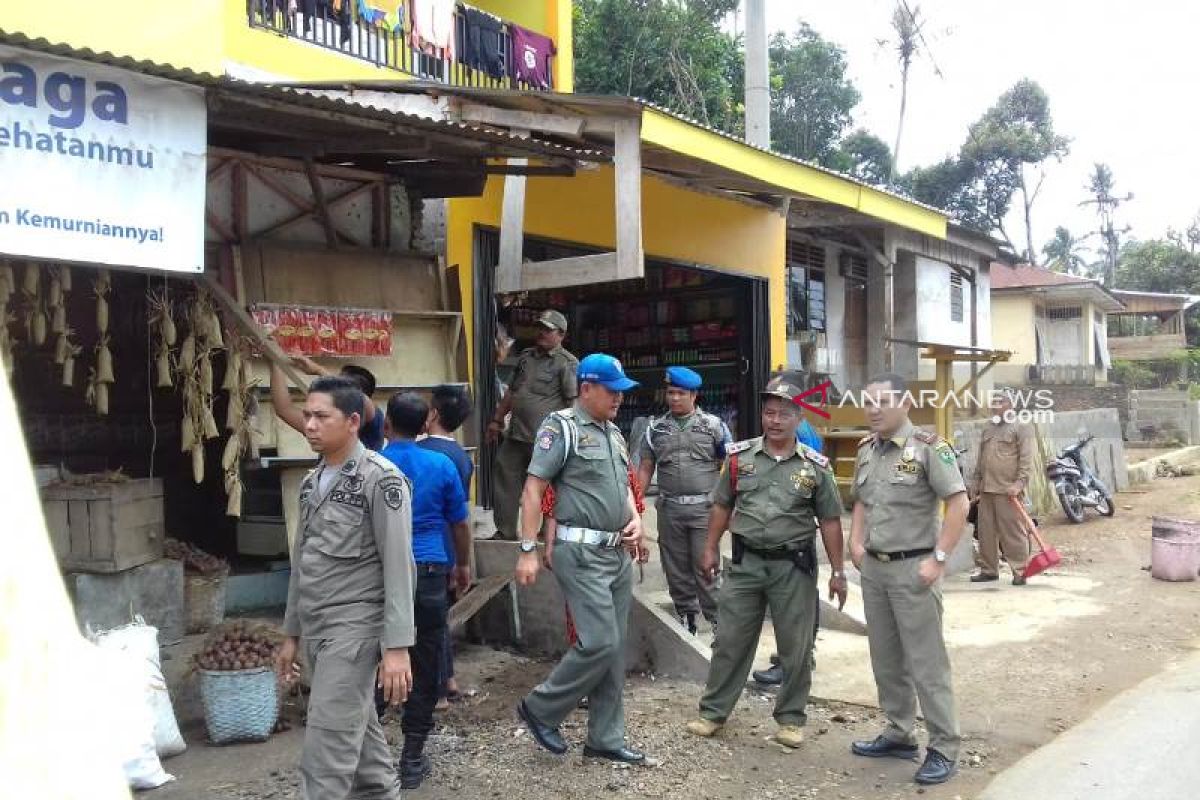 Satpol PP bersihkan trotoar Pal XI dari pedagang kaki lima