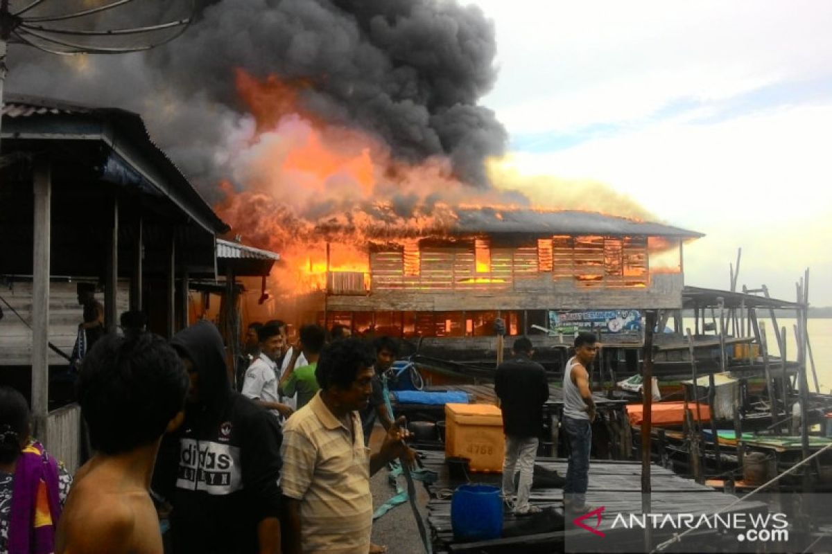 15 unit rumah nelayan pantai timur Nipah Panjang Jambi terbakar