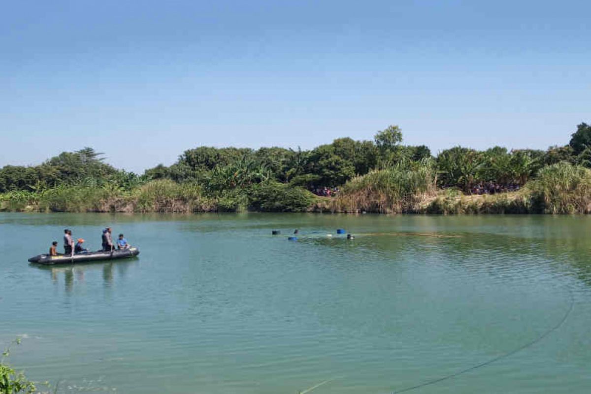 Angkat bangkai pesawat dari dalam Sungai Cimanuk, petugas gunakan drum