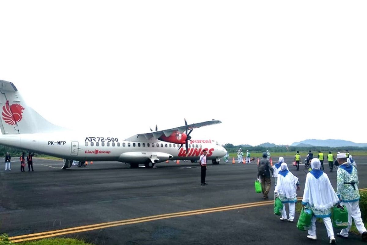 Jamaah calon haji Tapanuli Tengah ke Medan naik pesawat