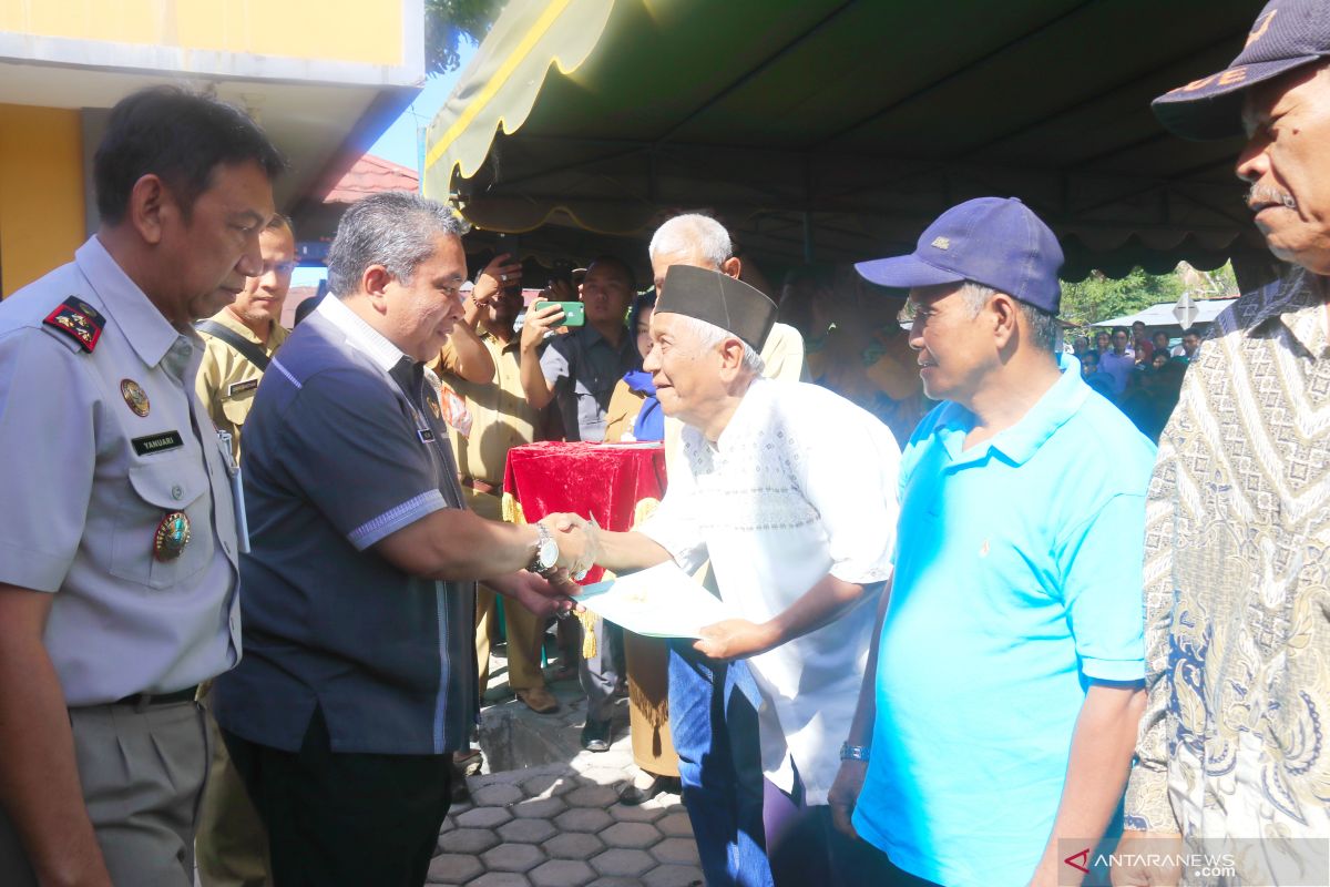 Banjarbaru Mayor distributes a free PTSL land certificates