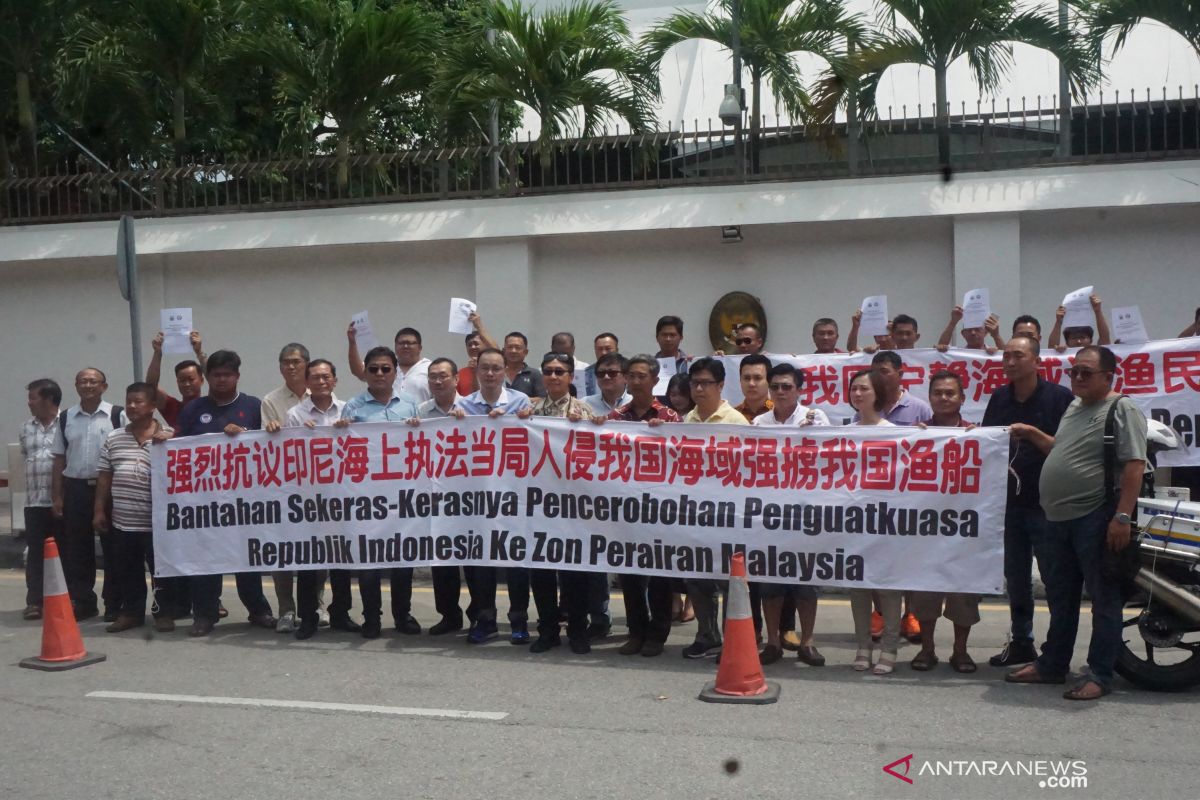 Pemilik kapal nelayan unjuk rasa ke KBRI Kuala Lumpur