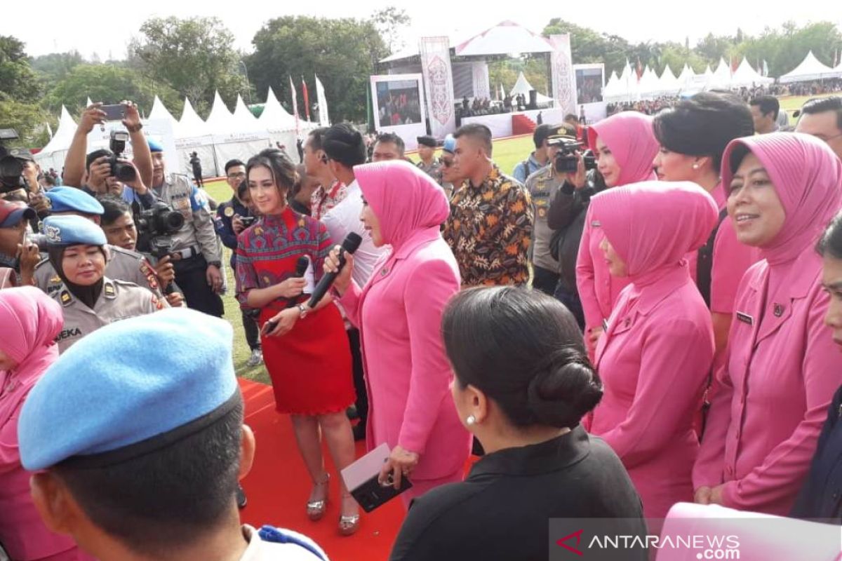 Kesatuan gerak Bhayangkari beri pelayanan  KB gratis