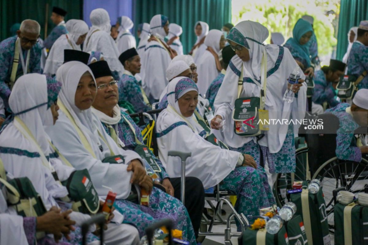 Calhaj yang sakit  akhirnya diberangkatkan ke Tanah Suci