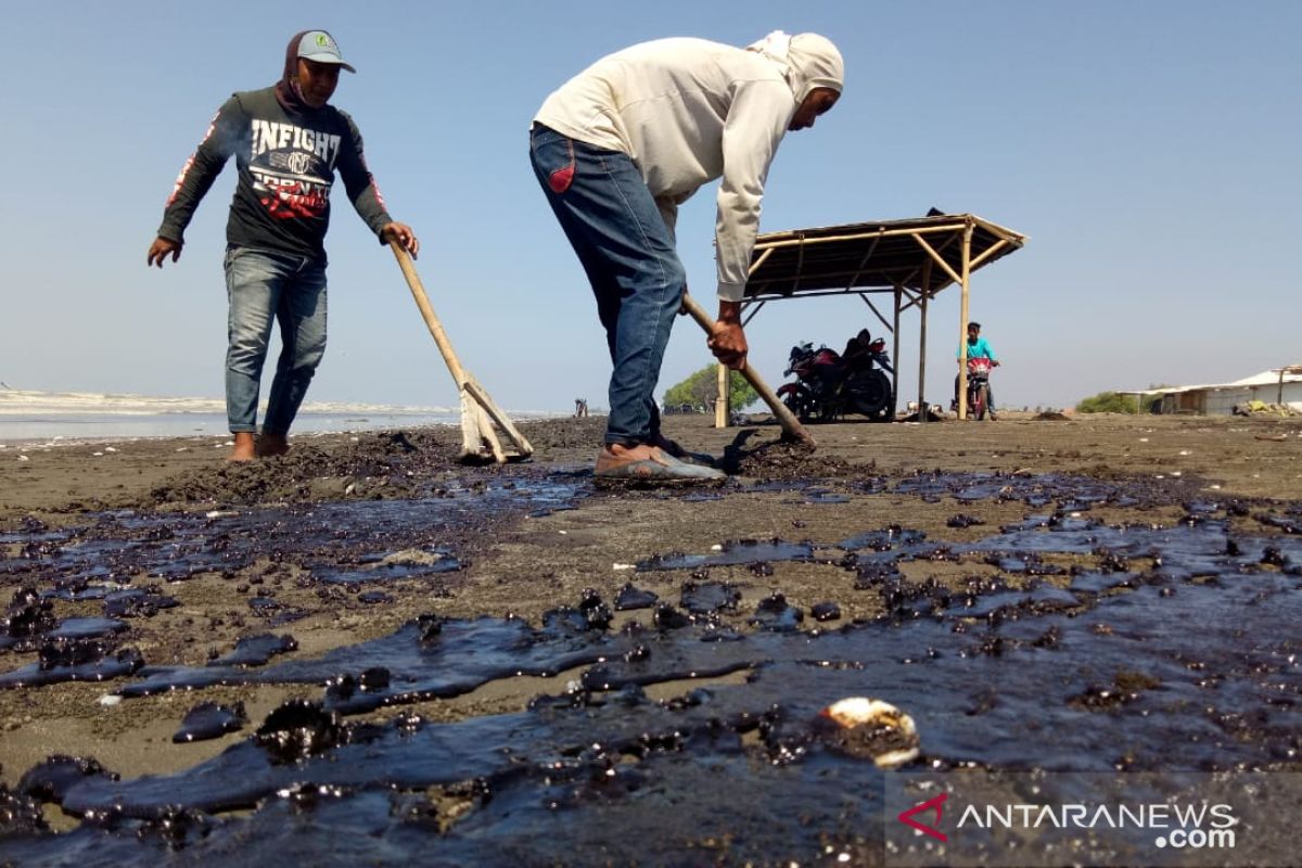 Nelayan Jabar mengeluh karena air laut bercampur minyak