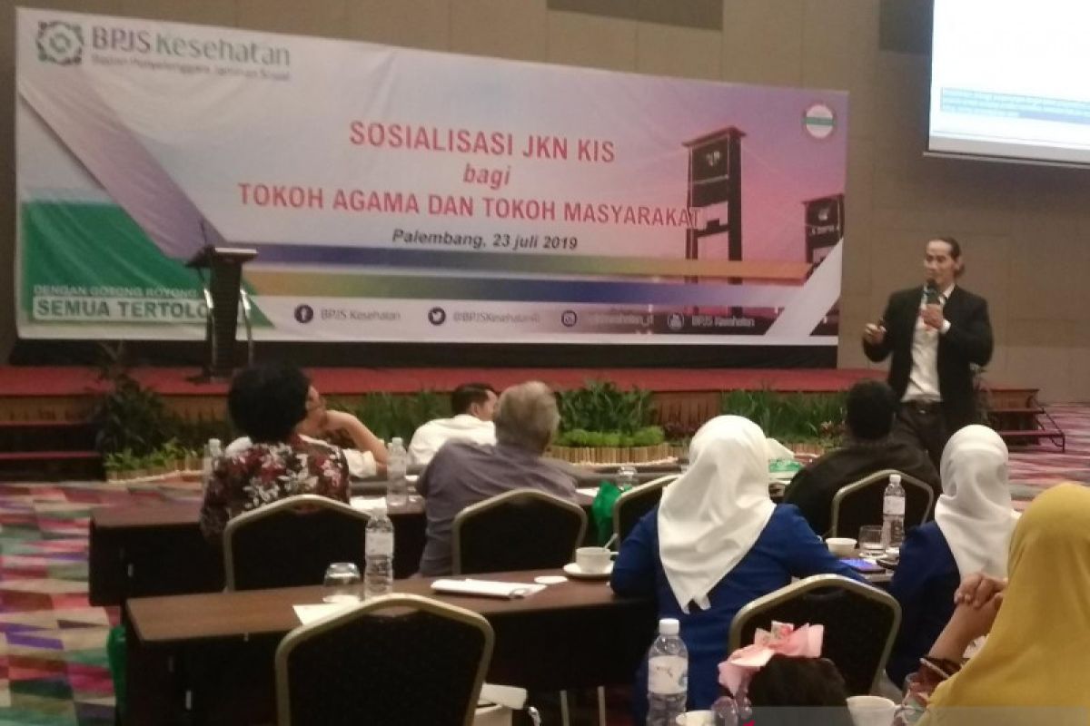 Ade Rai jadi pembicara pada kegiatan sosialisasi Kartu Indonesia Sehat