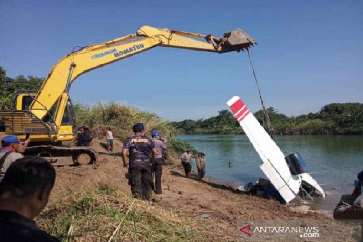 Petugas berhasil angkat bangkai pesawat dari dasar Sungai Cimanuk