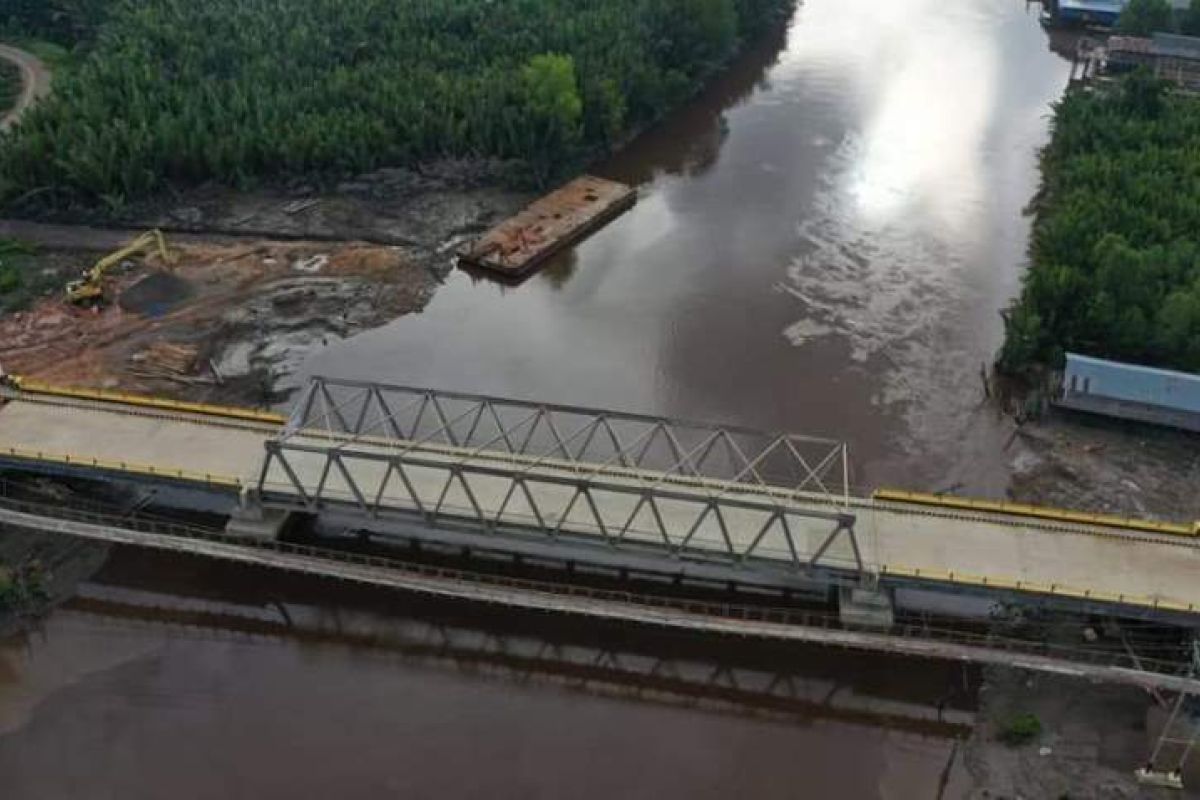 Bupati Tanjabtim resmikan jembatan air hitam