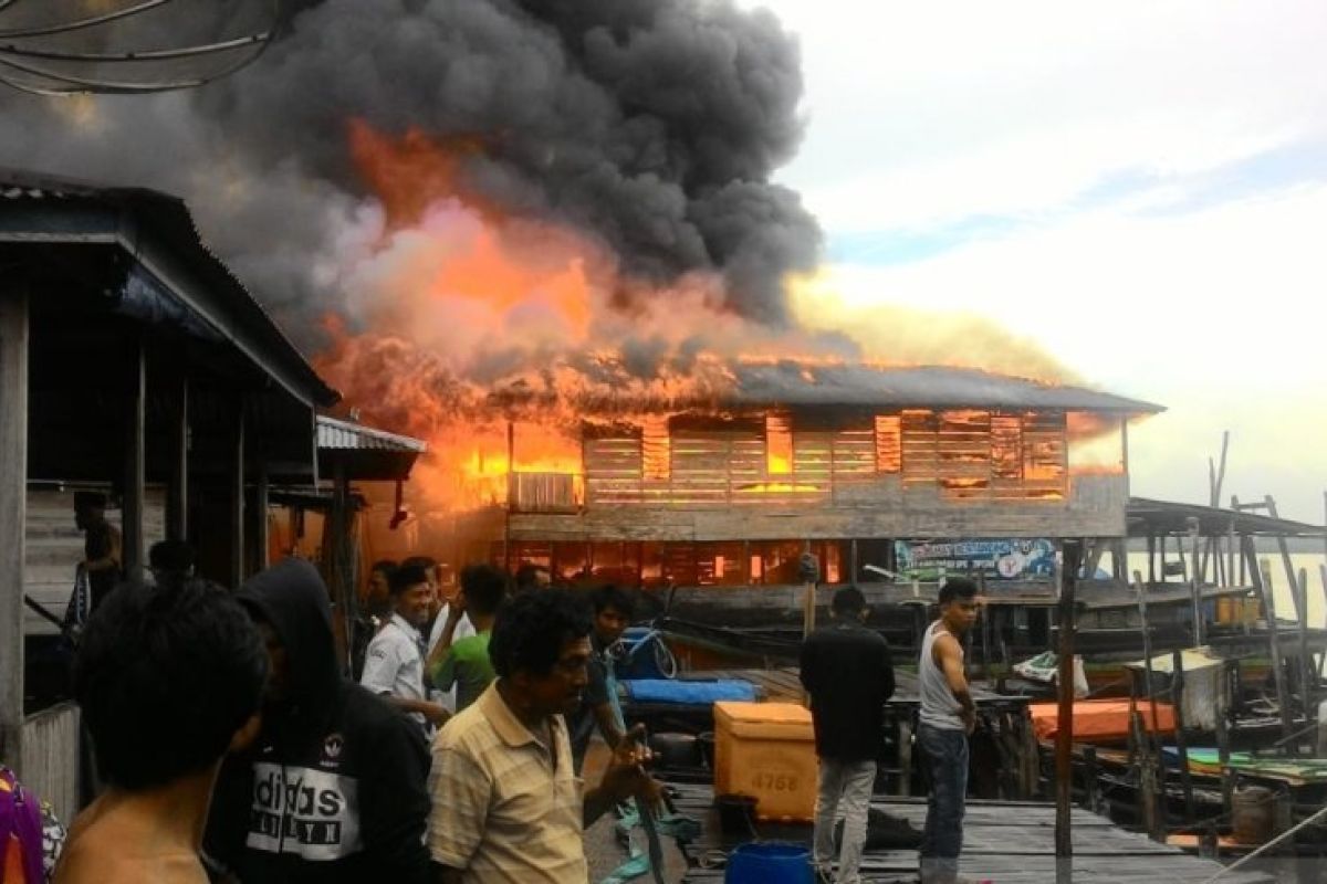 Belasan rumah nelayan Nipah Panjang Jambi terbakar