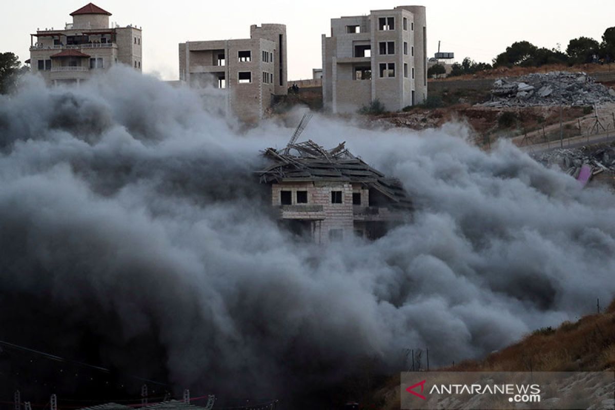 Pemukim Yahudi banjiri tanaman Palestina dengan limba di dekat Nablus