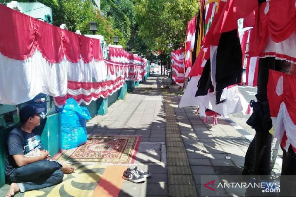 Penjualan bendera merah putih mulai marak, dijahit sendiri hingga memesan