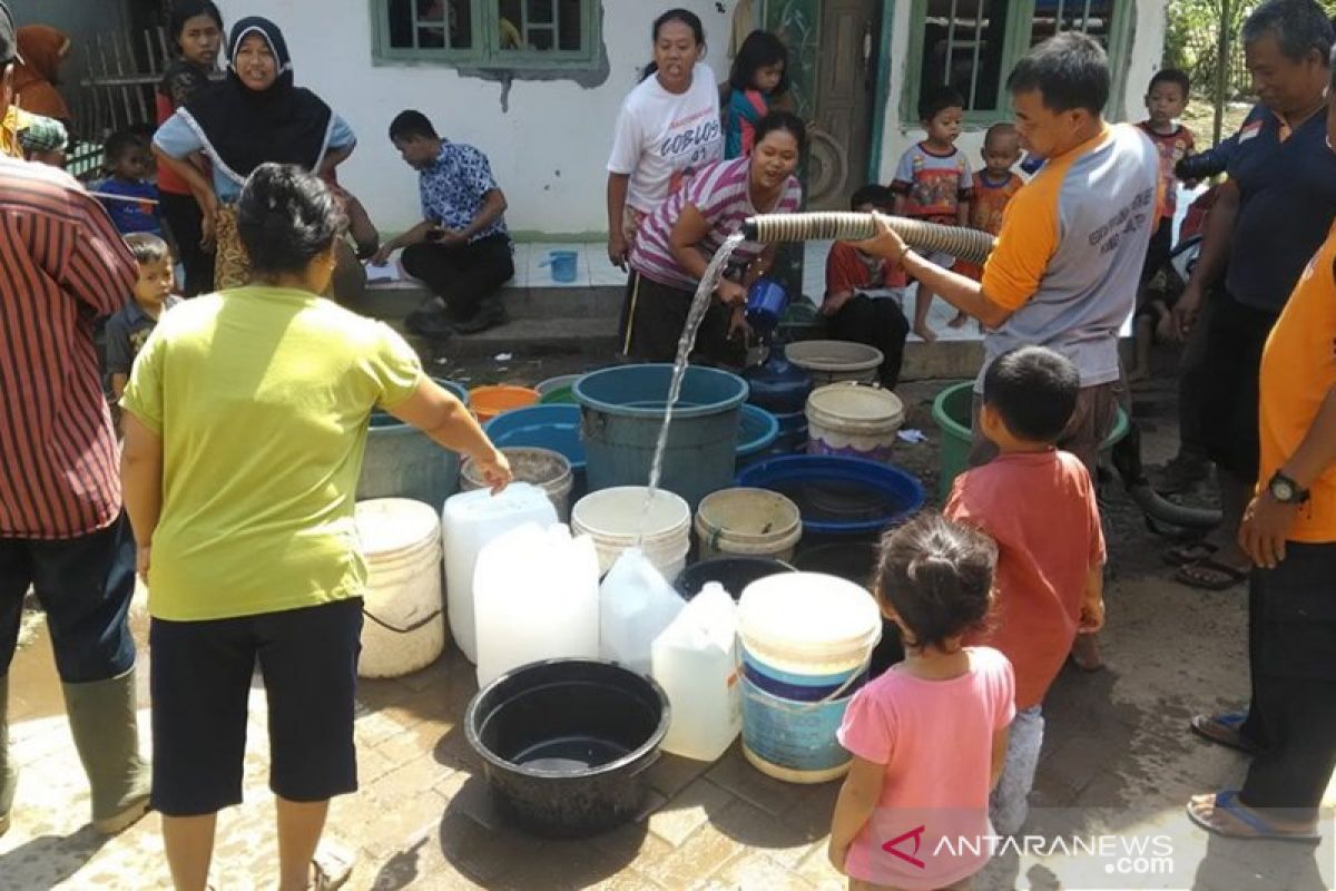 Satuan Brimob Polda Banten bagikan air bersih ke warga