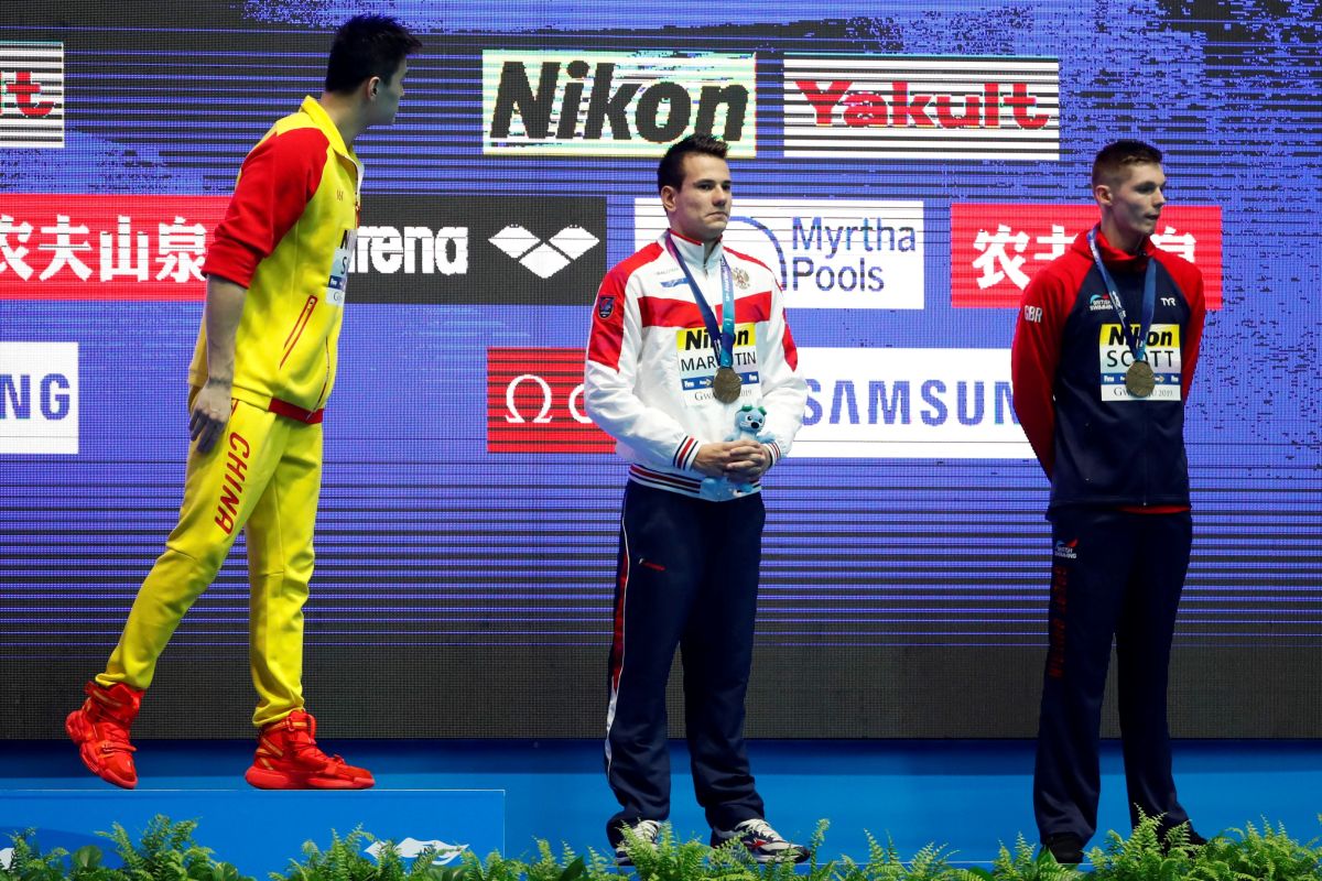 Perenang Inggris Duncan Scott acuhkan Sun Yang di podium